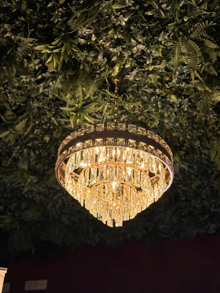 Lámpara de cristal dorada sobre jardín vertical en Zona X, Calpe